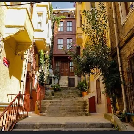 In The Center Of Cihangir Estambul